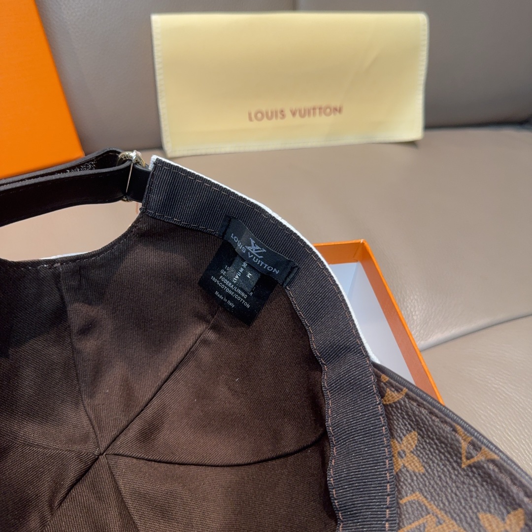 批100
配盒子布袋，LV(路易威登)新款原单棒球帽，老花拼接，1:1开模订制，原版帆布面料+专柜老花皮，重工刺绣，做工细致完美，质量超赞，基础头围56，贴片可调节。