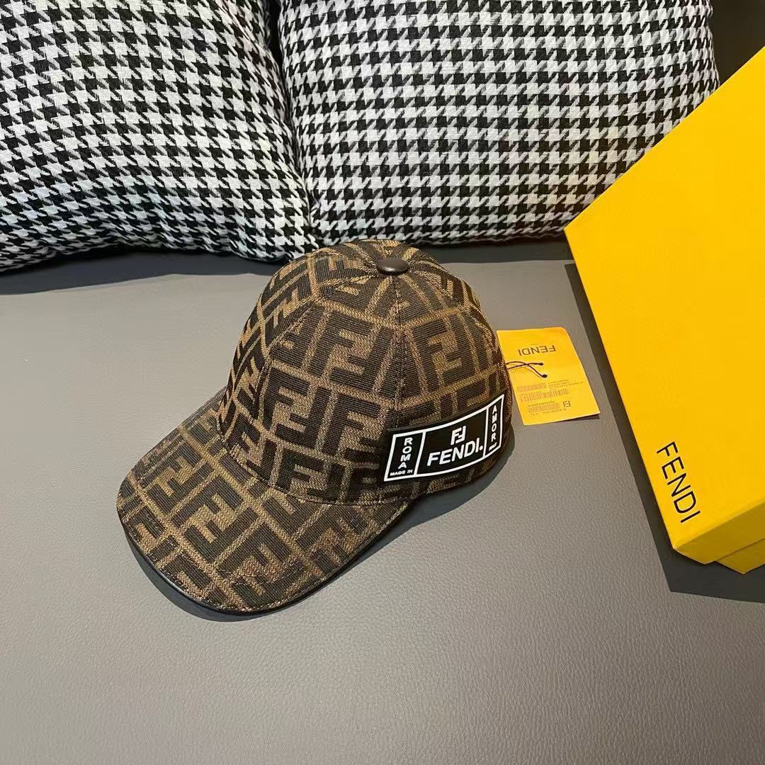 NO:355270,Package with box cloth bags, Fendi's latest original single baseball cap, FENDI offset printing, hot-selling counters, retro double F jacquard with excellent reputation, 1:1 mold customization, original jacquard canvas + top layer of cowhide, light and breathable!  Excellent quality, basic head circumference 56, adjustable patch, must-sell the picture above!  Hat straw hat fisherman hat baseball hat, hat, fendi, fendi, espadrilles, cowhide, hats批 配盒子布袋,Fendi（芬迪）最新款原单棒球帽, FENDI胶印,专柜热卖款,复古双F提花口碑极佳,1:1开模订制,原版提花帆布料+头层牛皮,轻盈透气！质量超赞,基础头围56,贴片可调节,上图必卖款！帽子草帽渔夫帽棒球帽,帽子,fendi,fendi,espadrilles,cowhide,hats,hat
