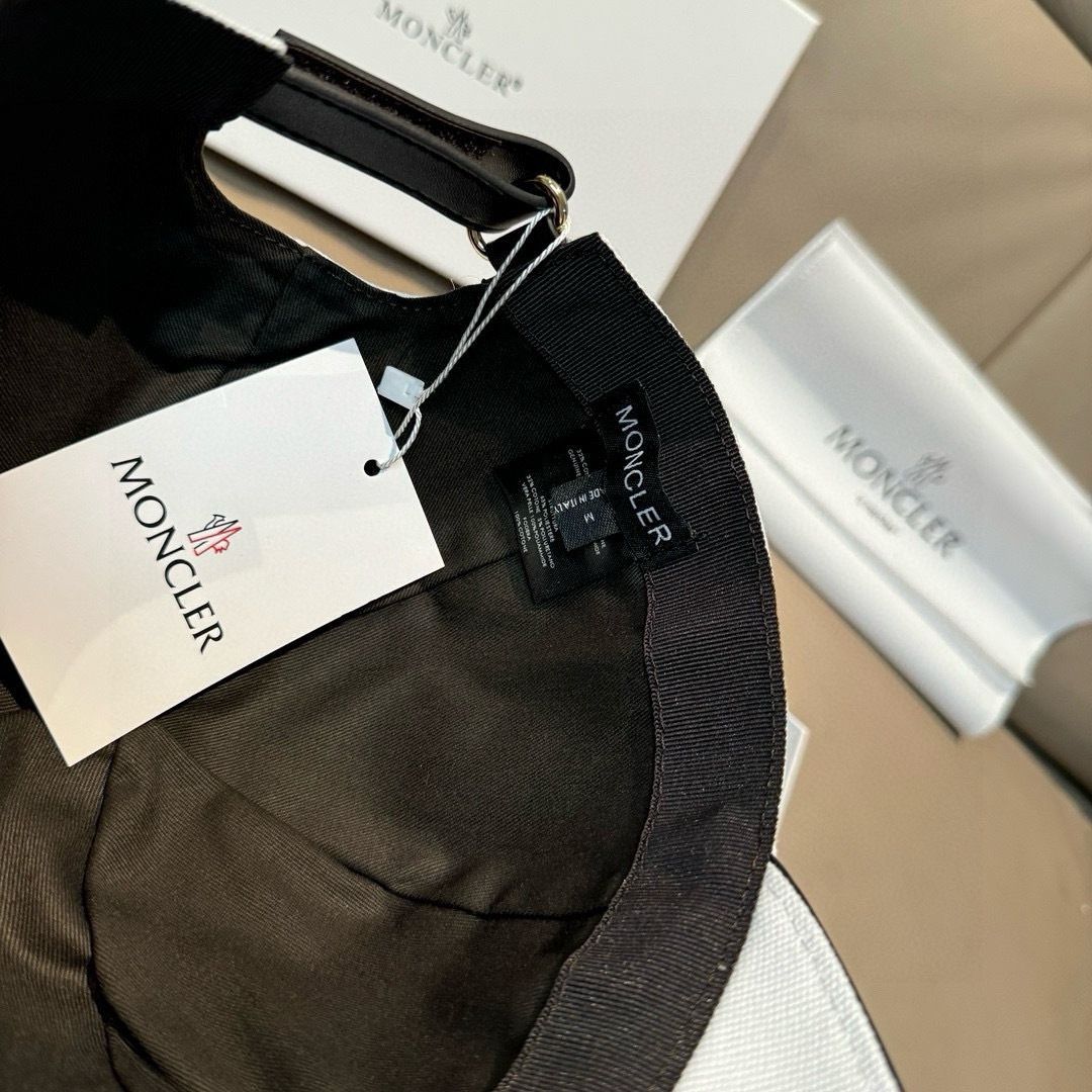 
配包装布袋，Moncler蒙口新款原单棒球帽，专柜11开模订制，全新立体刺绣，原版帆布料+头层牛皮，纯