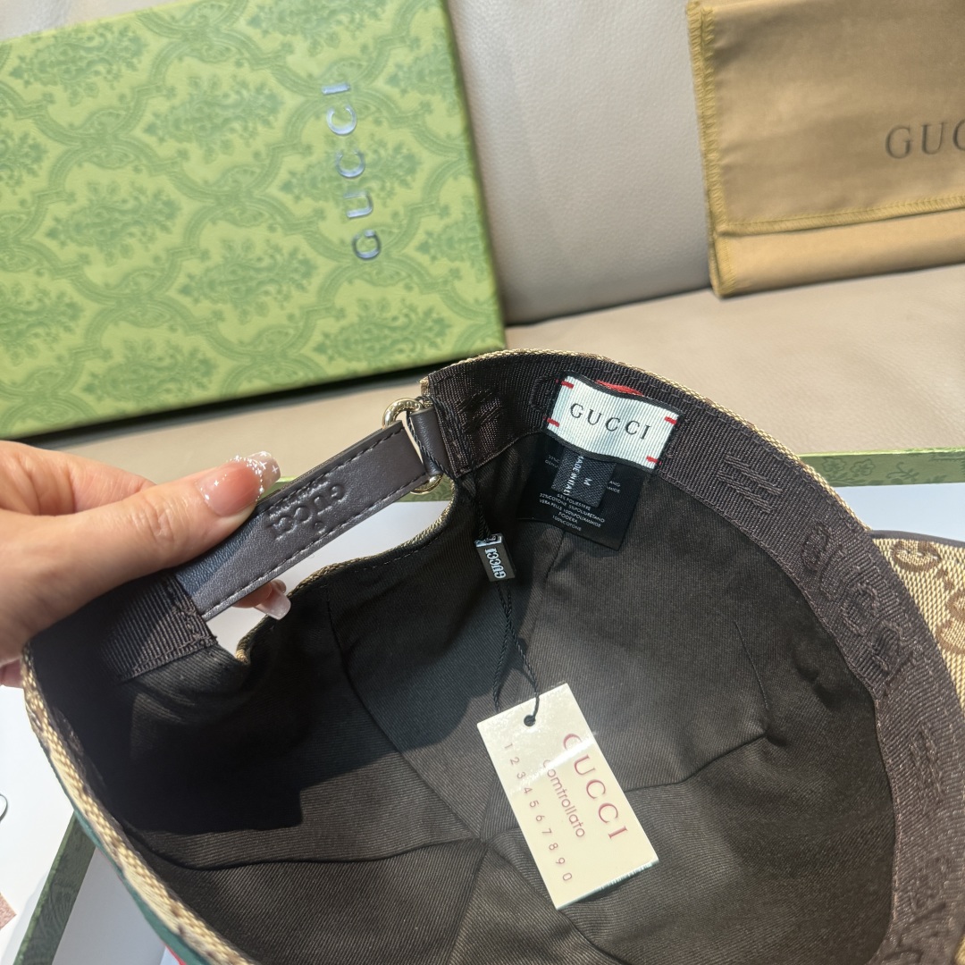 
配盒子布袋，Gucci(古奇)新款原单棒球帽， 红绿织带，11开模订制，原版帆布料+头层牛皮，代购热门