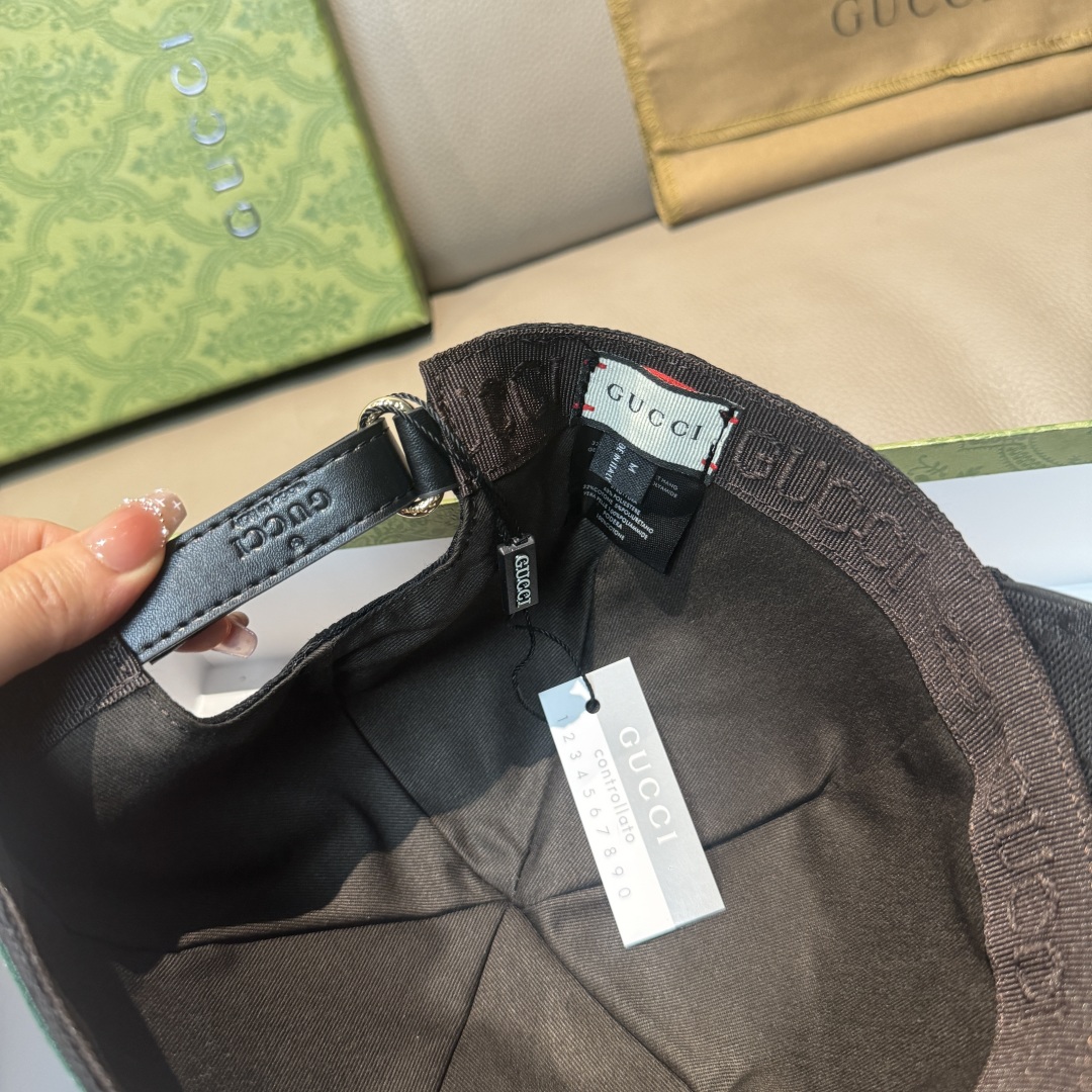 
配盒子布袋，Gucci(古奇)新款原单棒球帽， 红绿织带，11开模订制，原版帆布料+头层牛皮，代购热门
