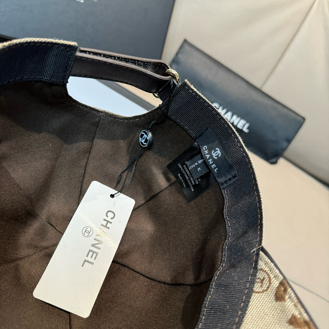 
配包装布袋，Chanel(香奈儿)经典原单棒球帽， 经典双C,专柜11开模订制，原版帆布料+头层牛皮，