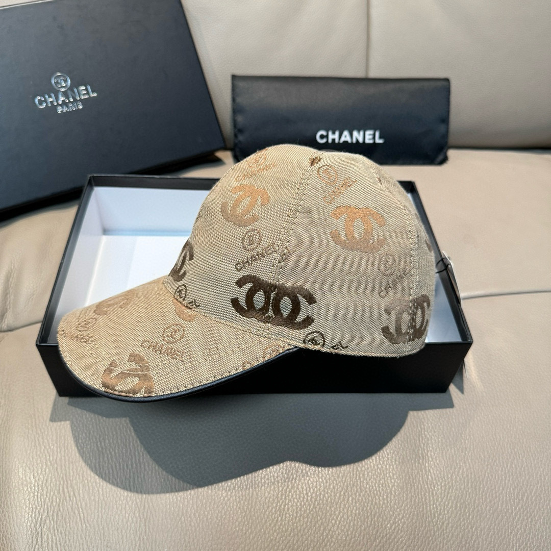 
配包装布袋，Chanel(香奈儿)经典原单棒球帽， 经典双C,专柜11开模订制，原版帆布料+头层牛皮，
