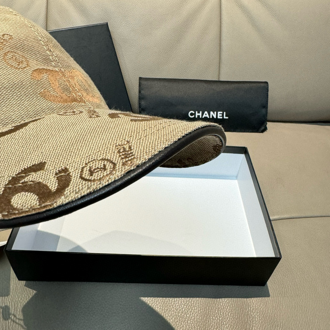 
配包装布袋，Chanel(香奈儿)经典原单棒球帽， 经典双C,专柜11开模订制，原版帆布料+头层牛皮，