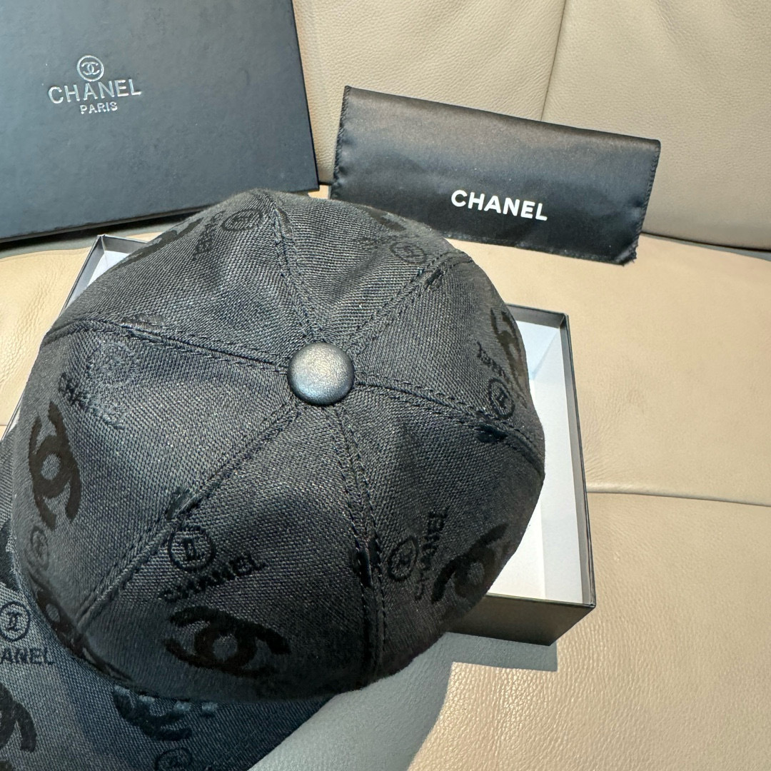 
配包装布袋，Chanel(香奈儿)经典原单棒球帽， 经典双C,专柜11开模订制，原版帆布料+头层牛皮，