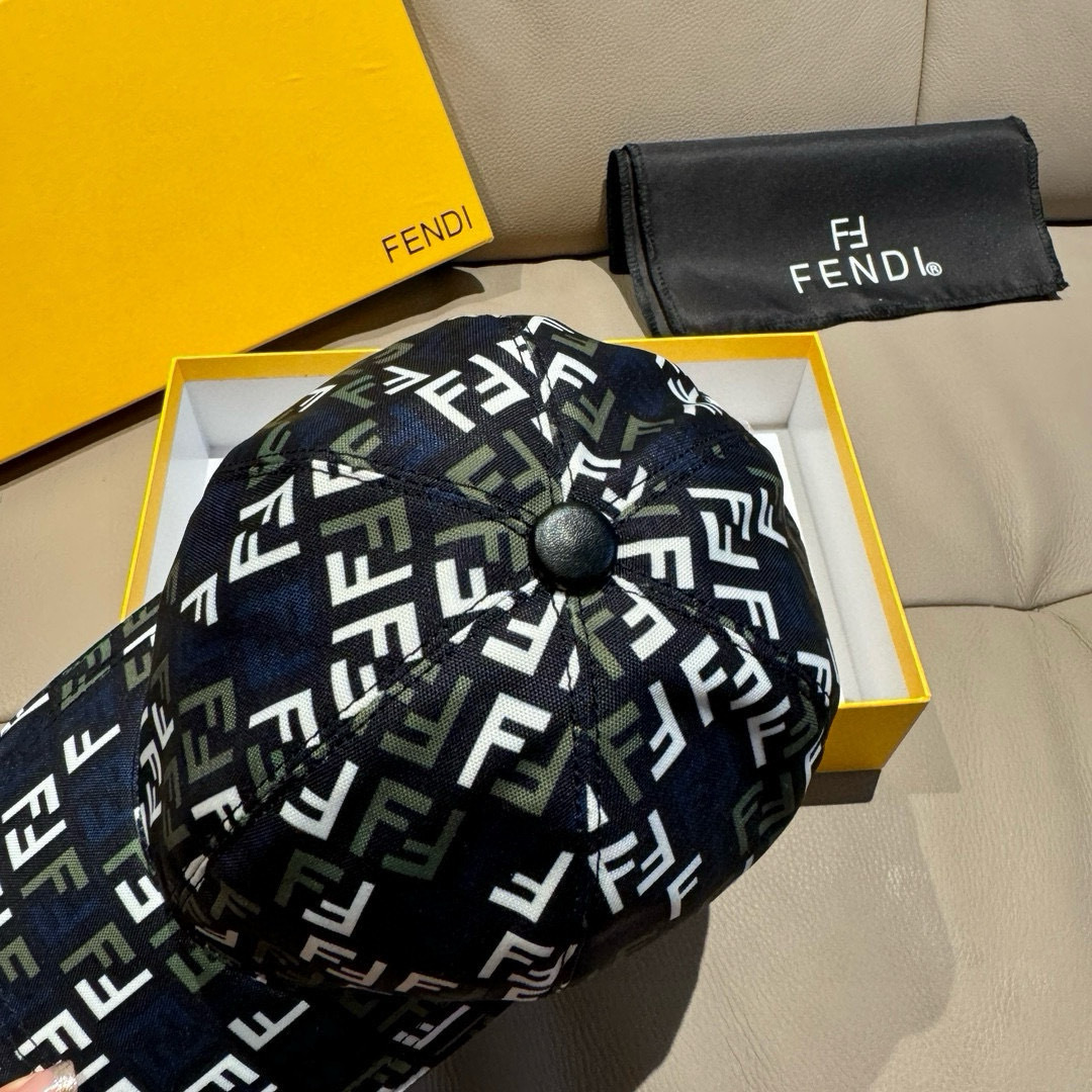 
新款出货
配盒子布袋，Fendi（芬迪）新款原单棒球帽， 双F提花，专柜常年热卖款，口碑极佳，11开模