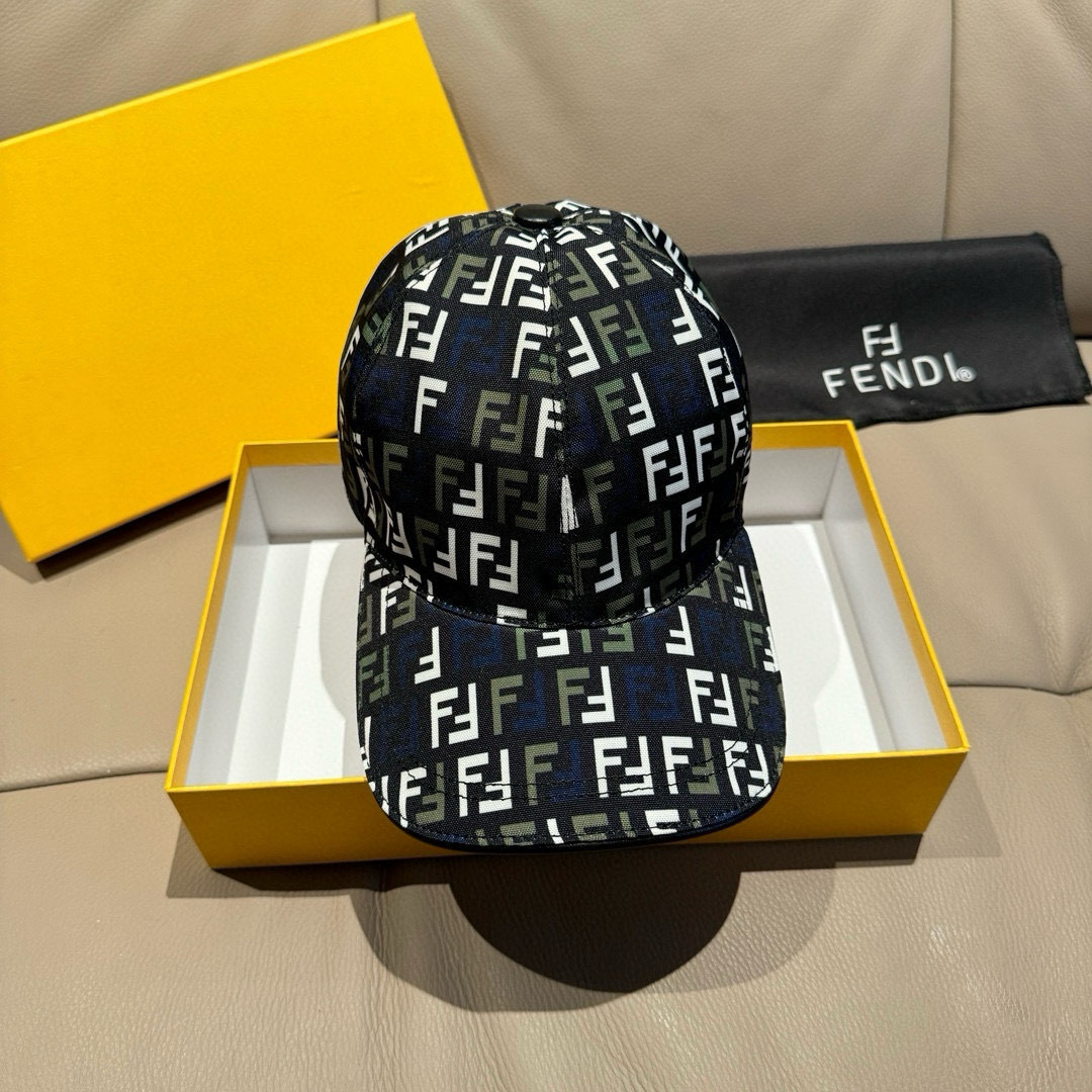 
新款出货
配盒子布袋，Fendi（芬迪）新款原单棒球帽， 双F提花，专柜常年热卖款，口碑极佳，11开模