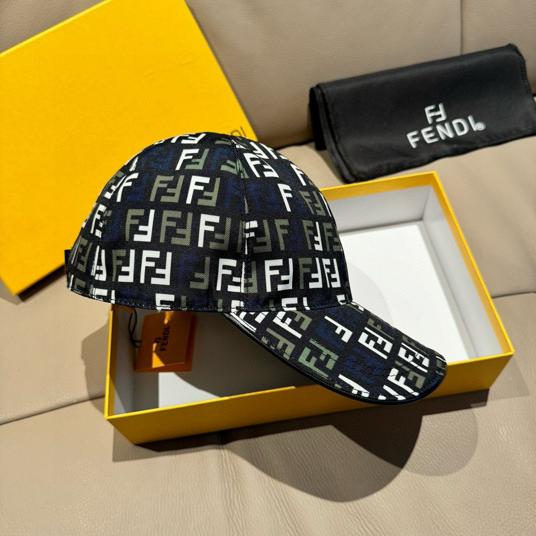 
新款出货
配盒子布袋，Fendi（芬迪）新款原单棒球帽， 双F提花，专柜常年热卖款，口碑极佳，11开模