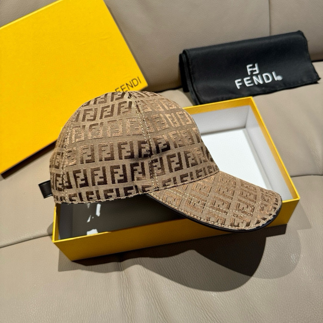 
新款出货
配盒子布袋，Fendi（芬迪）新款原单棒球帽， 双F提花，专柜常年热卖款，口碑极佳，11开模