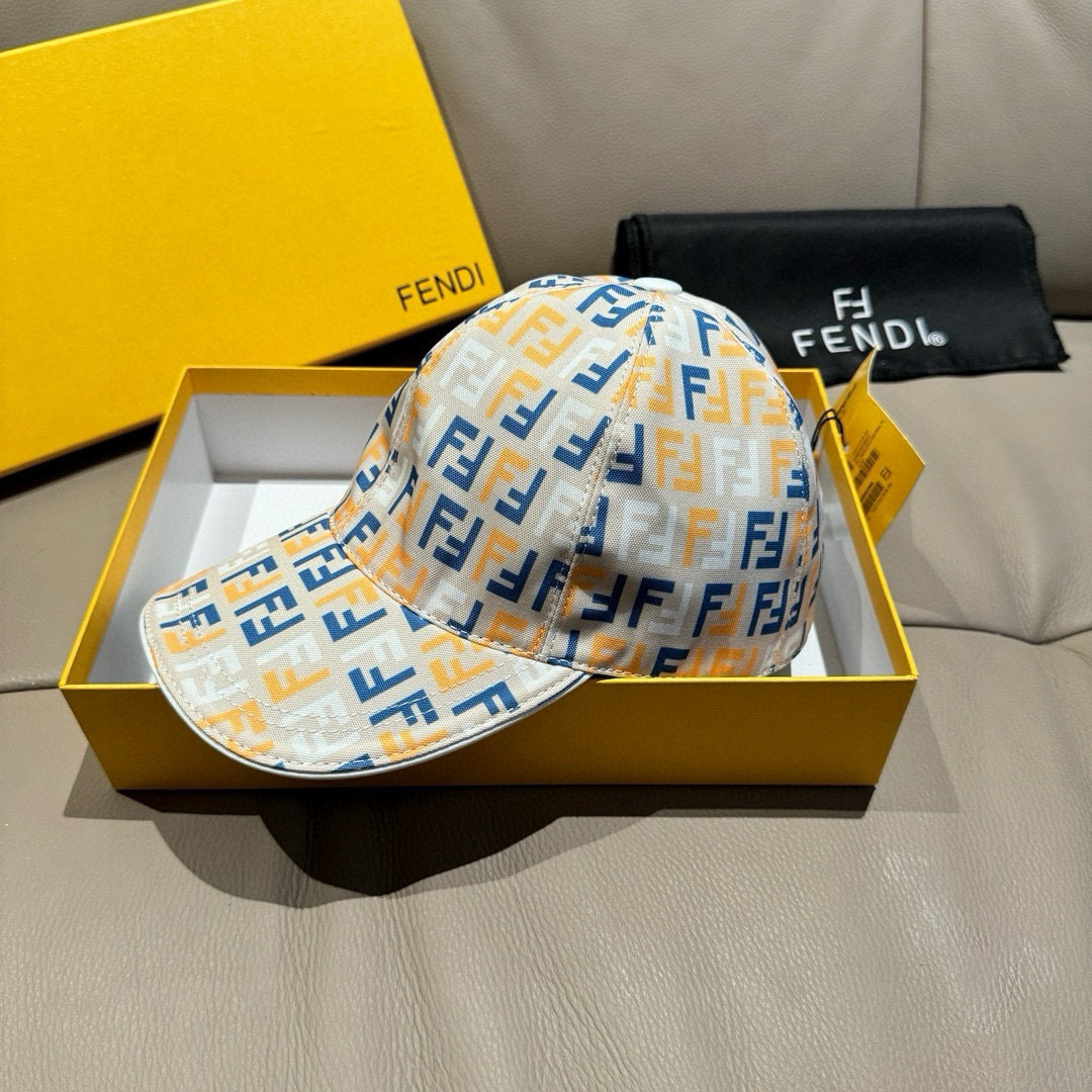
新款出货
配盒子布袋，Fendi（芬迪）新款原单棒球帽， 双F提花，专柜常年热卖款，口碑极佳，11开模