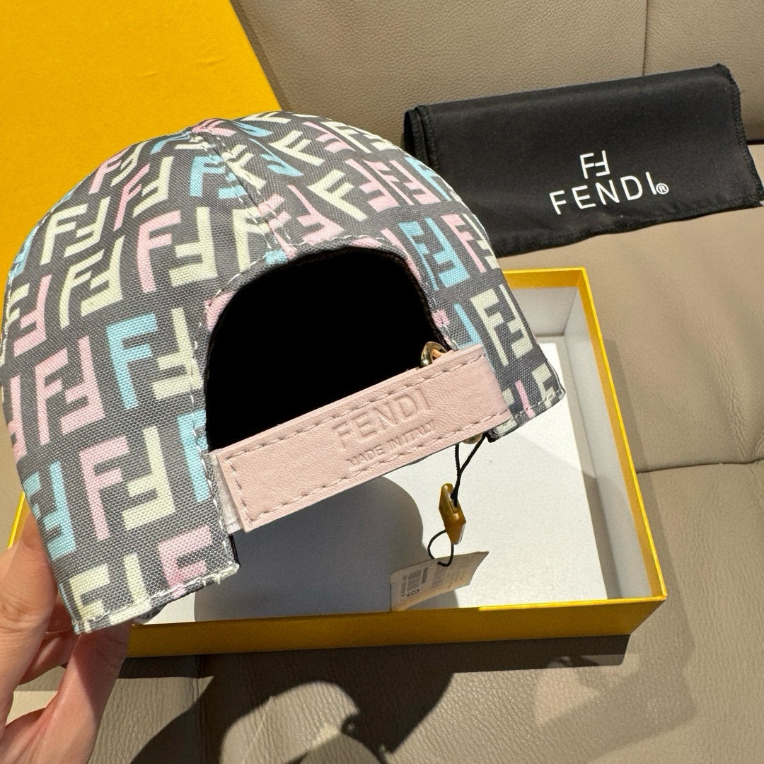 
新款出货
配盒子布袋，Fendi（芬迪）新款原单棒球帽， 双F提花，专柜常年热卖款，口碑极佳，11开模