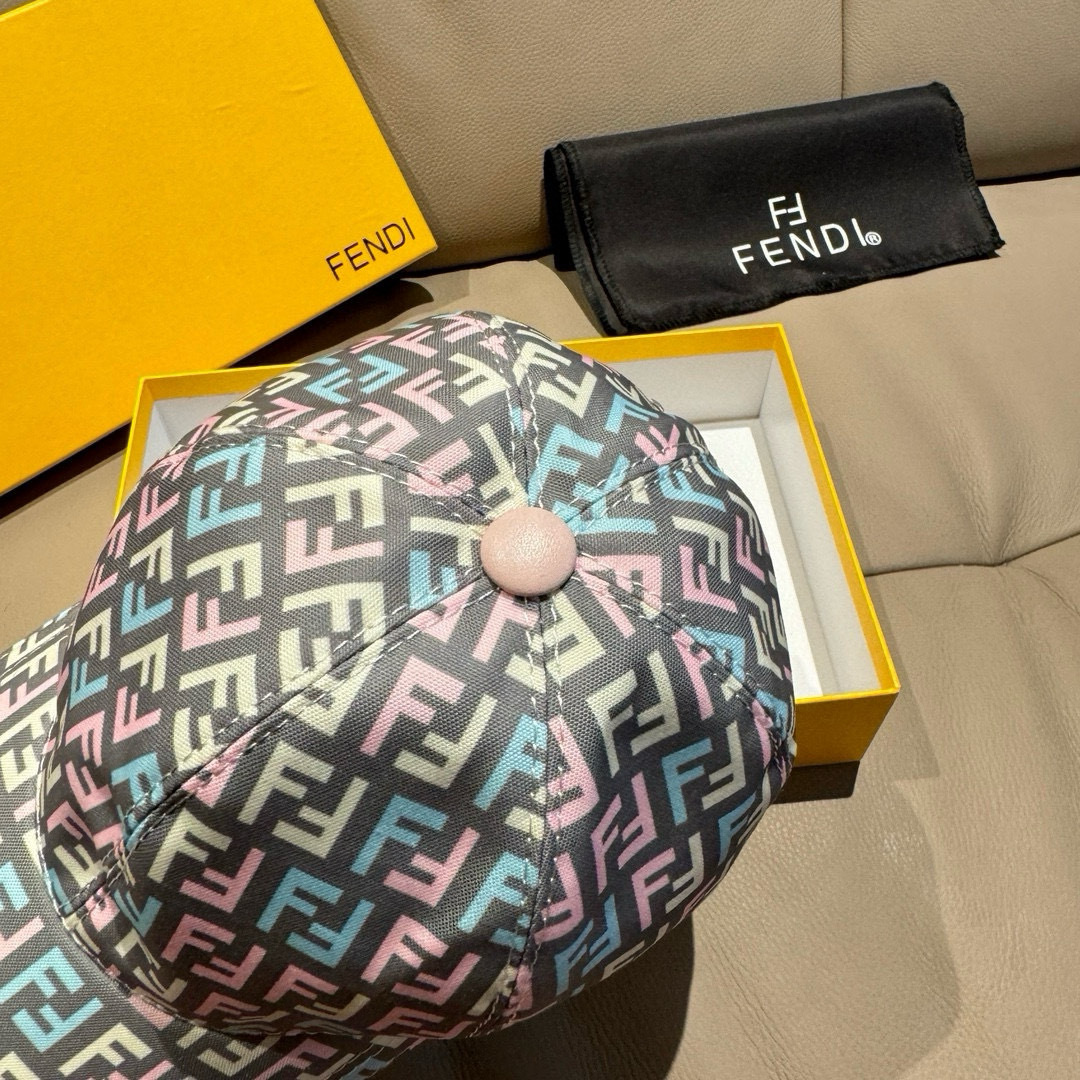 
新款出货
配盒子布袋，Fendi（芬迪）新款原单棒球帽， 双F提花，专柜常年热卖款，口碑极佳，11开模