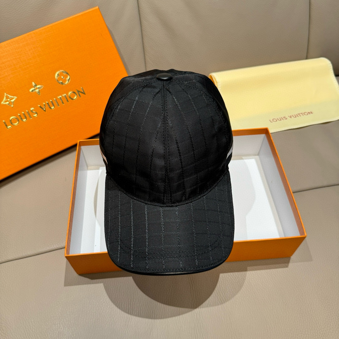 
配包装布袋，LV路易威登新款原单棒球帽，格纹织带，11开模订制，原版帆布面料+头层牛皮，格纹风格简约帅