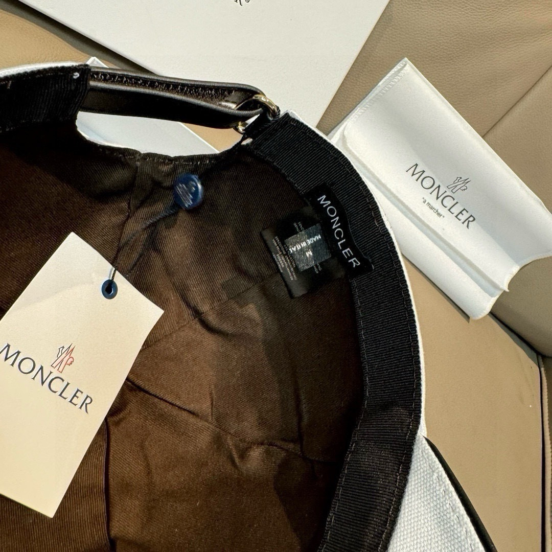 
配包装布袋，Moncler蒙口新款原单棒球帽，专柜11开模订制，全新立体刺绣，原版帆布料+头层牛皮，纯
