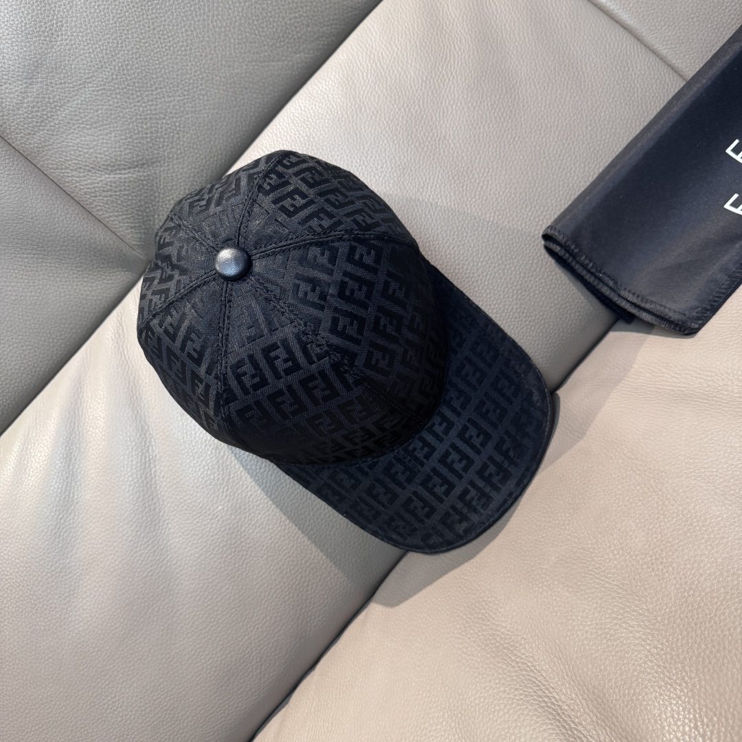 
新款出货
配盒子布袋，Fendi（芬迪）新款原单棒球帽， 双F提花，专柜常年热卖款，口碑极佳，11开模