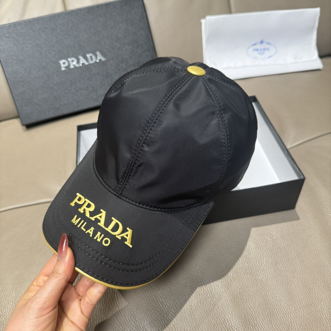 
配盒子布袋，Prada(普拉达)新款原单棒球帽， 金丝刺绣，11开模订制，原厂金丝线精细刺绣，原版牛津