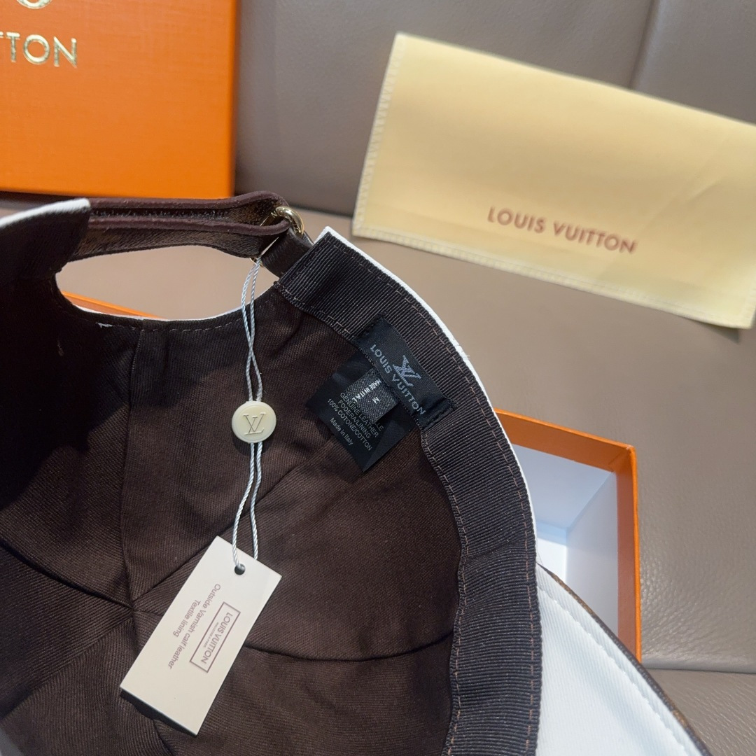 
新款出货
配盒子布袋，LV(路易威登)新款原单棒球帽，LV四叶花刺绣，专柜11开模订制，原版纯棉面料+