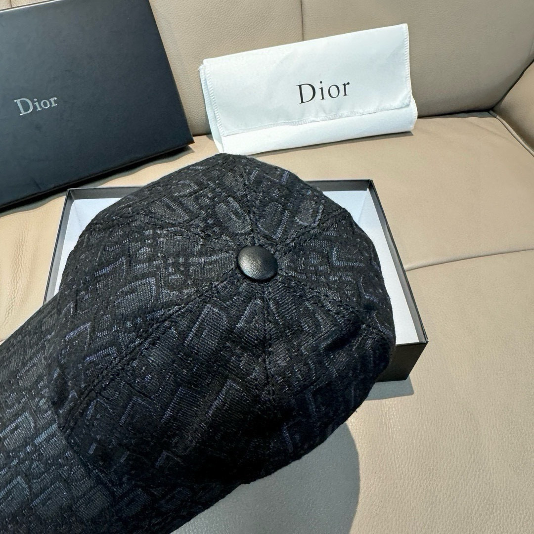 
配盒子布袋，Dior(迪奥)新款原单棒球帽， Dior老花，复古韵味十足，专柜断货热门，11开模订制，