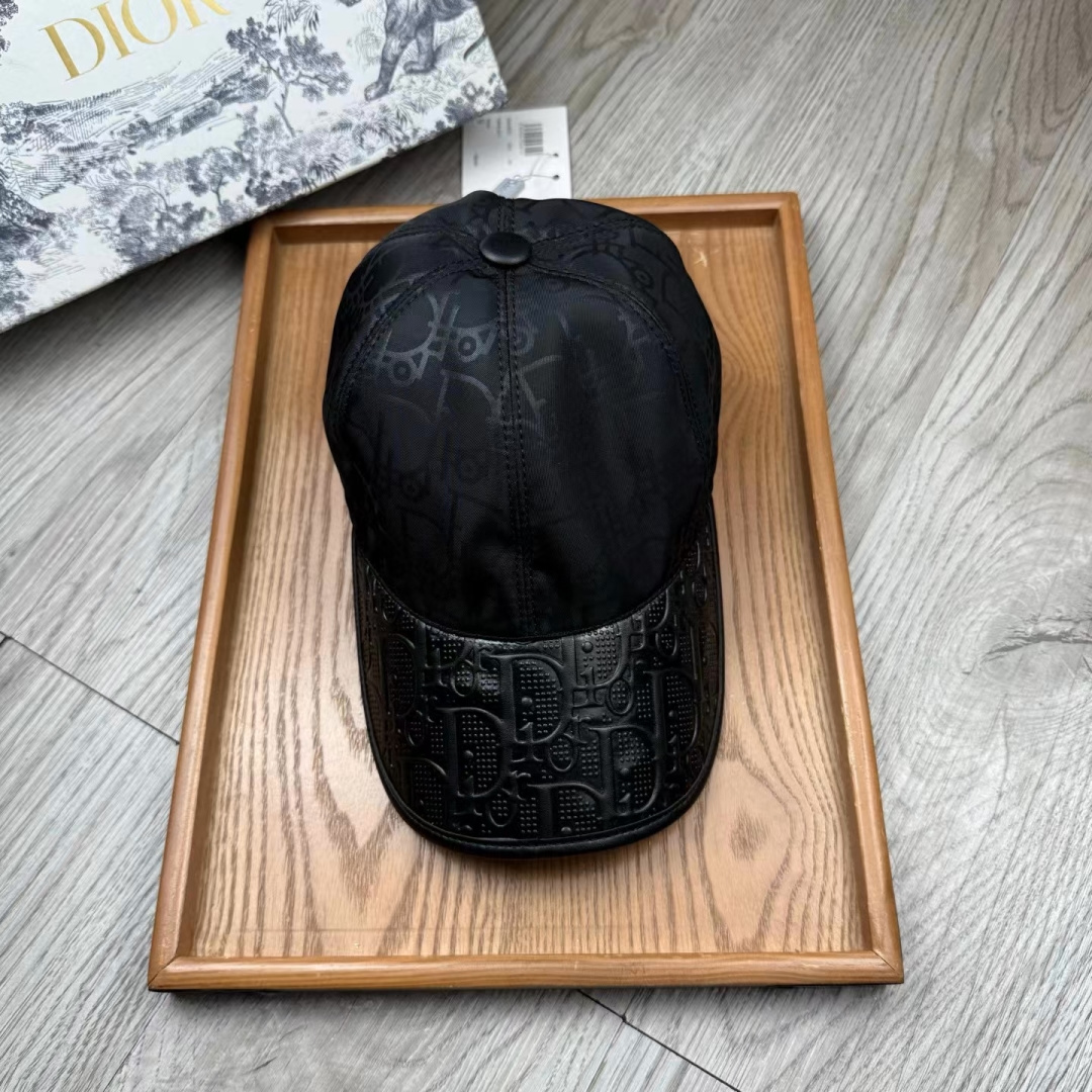 
配包装布袋，LV路易威登经典原单棒球帽，经典老花，11开模订制，原版专柜PU皮革+头层牛皮包边，长年爆