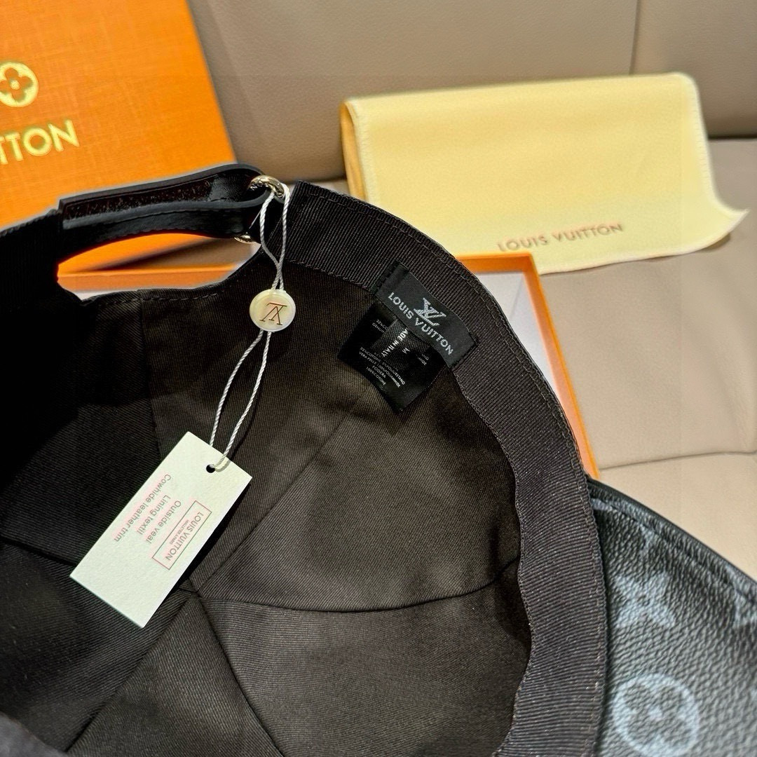 
配包装布袋，LV路易威登经典原单棒球帽，经典老花，11开模订制，原版专柜PU皮革+头层牛皮包边，长年爆