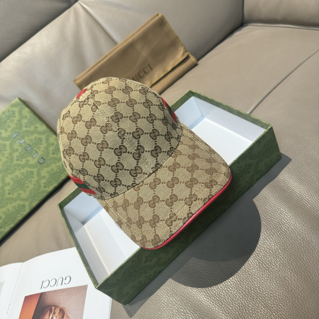 
配盒子布袋，Gucci(古奇)新款原单棒球帽， 三色织带，11开模订制，原版帆布料+头层牛皮，红色皮边