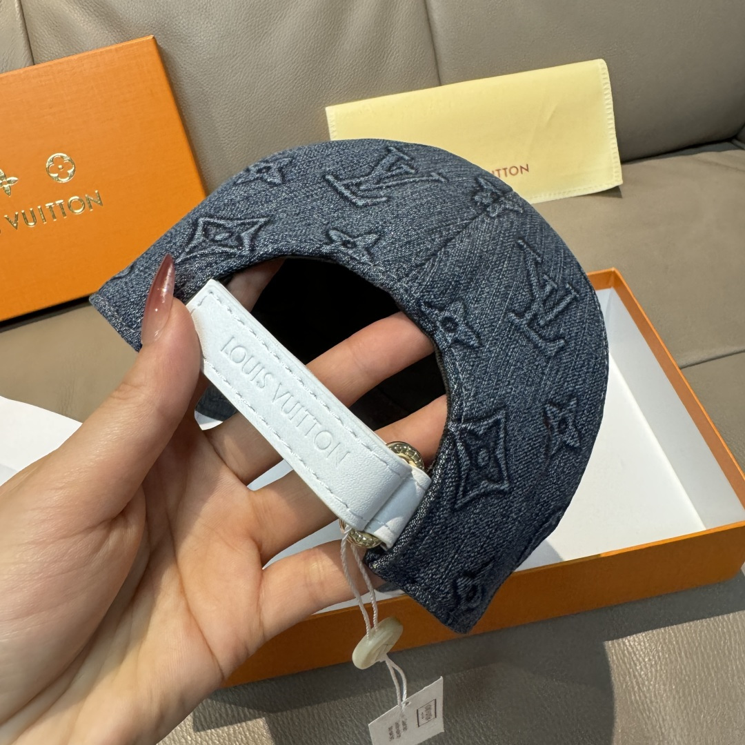 
配盒子布袋，LV(路易威登)新款原单棒球帽，大logo压花，11开模订制，原版牛仔布料，做工细致完美，
