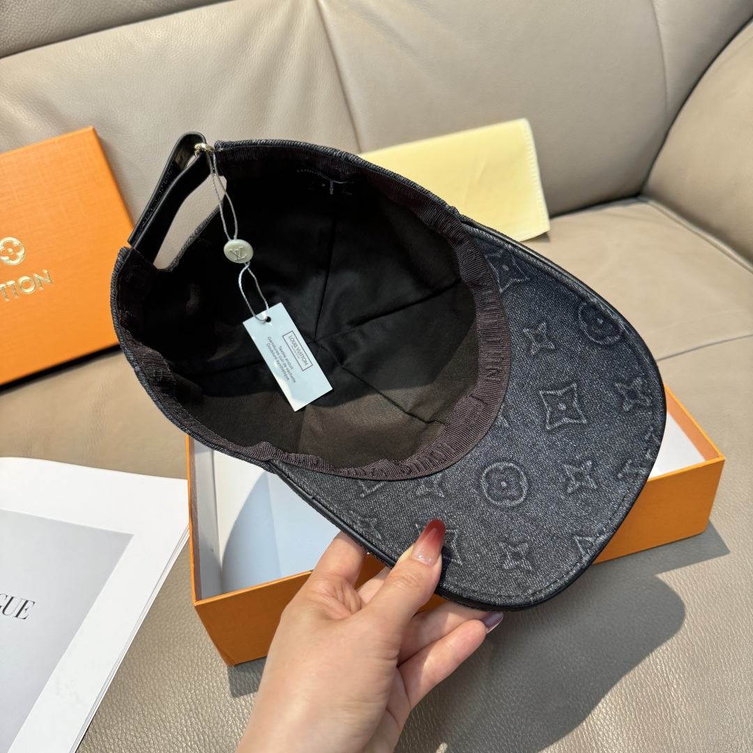 
配盒子布袋，LV(路易威登)新款原单棒球帽，大logo压花，11开模订制，原版牛仔布料，做工细致完美，
