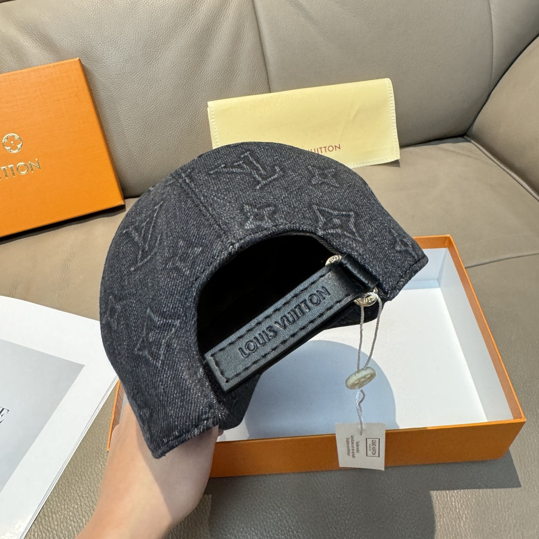 
配盒子布袋，LV(路易威登)新款原单棒球帽，大logo压花，11开模订制，原版牛仔布料，做工细致完美，