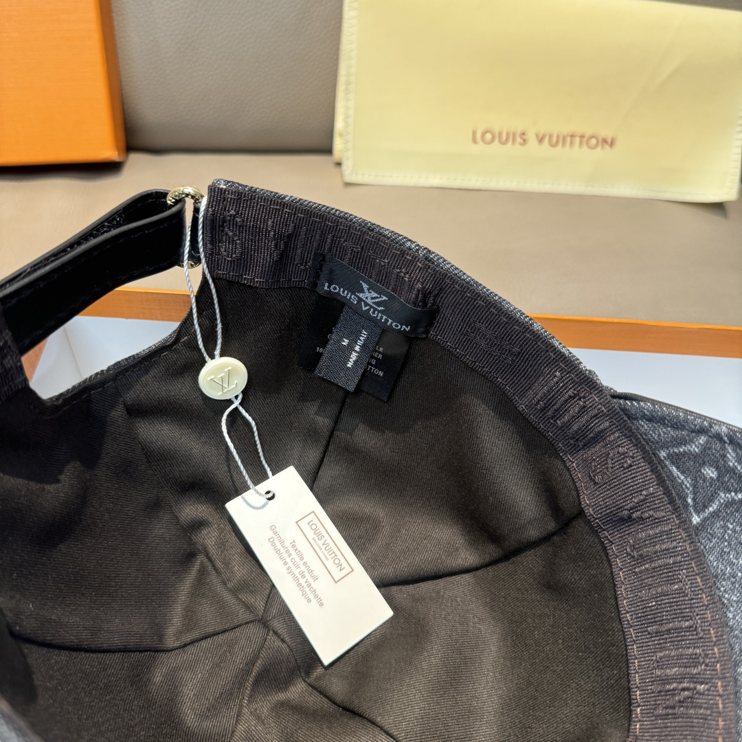 
配盒子布袋，LV(路易威登)新款原单棒球帽，大logo压花，11开模订制，原版牛仔布料，做工细致完美，