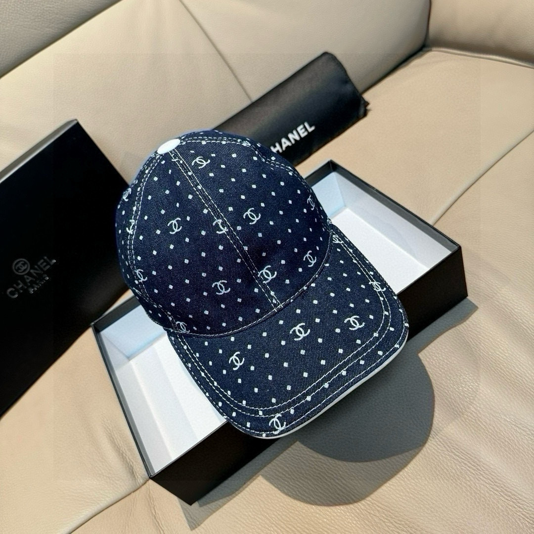 
配盒子布袋，Chanel(香奈儿)新款原单棒球帽， 牛仔小双C，专柜11开模订制，原版牛仔布料+头层牛