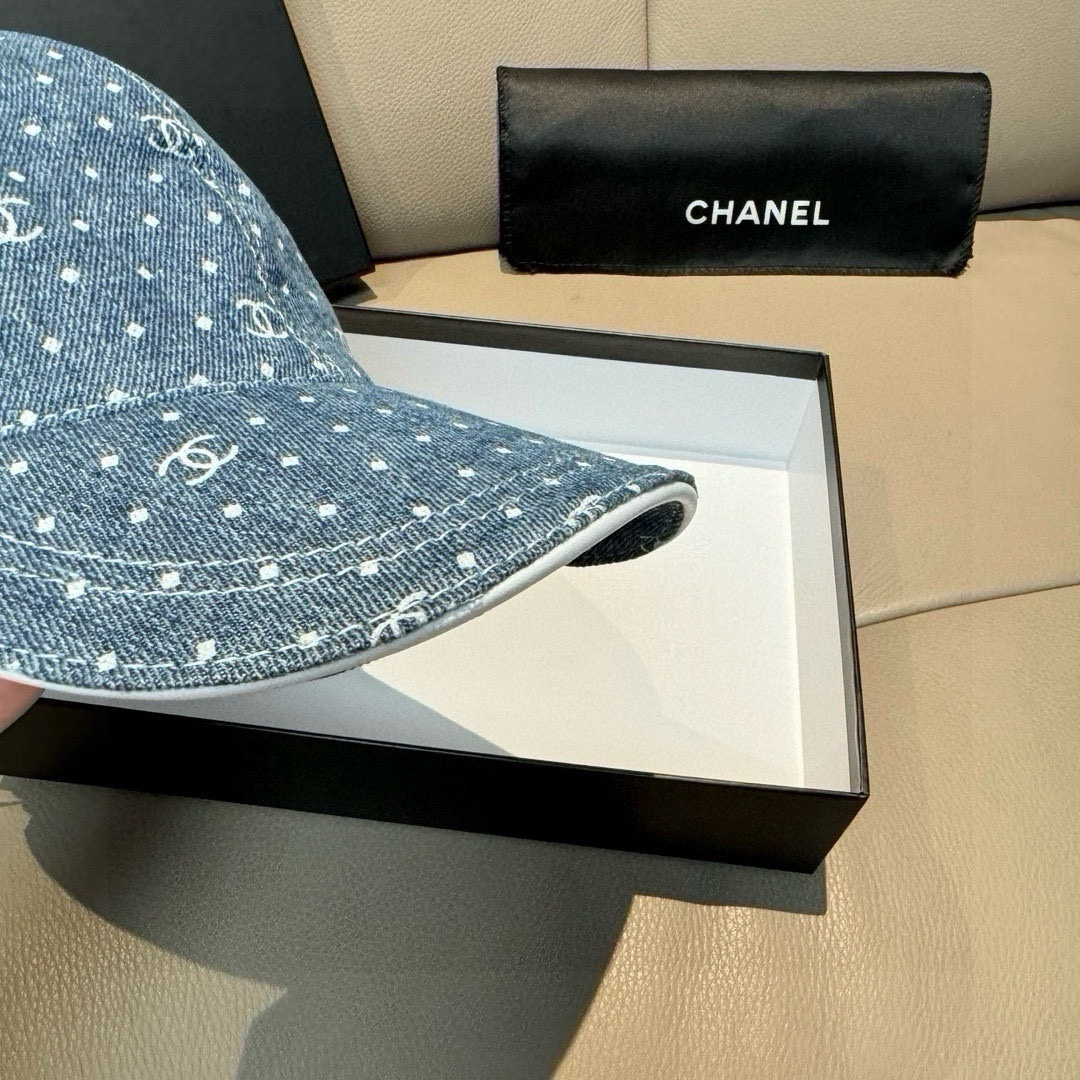 
配盒子布袋，Chanel(香奈儿)新款原单棒球帽， 牛仔小双C，专柜11开模订制，原版牛仔布料+头层牛