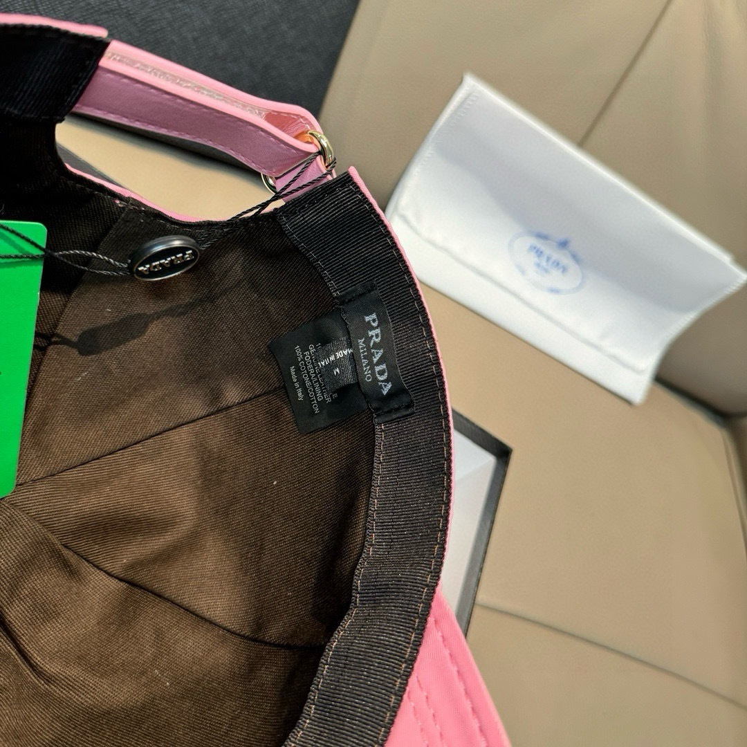 
火爆倒三角四色出货！
配盒子布袋，Prada(普拉达)经典原单棒球帽， 经典倒三角金属logo，专柜1