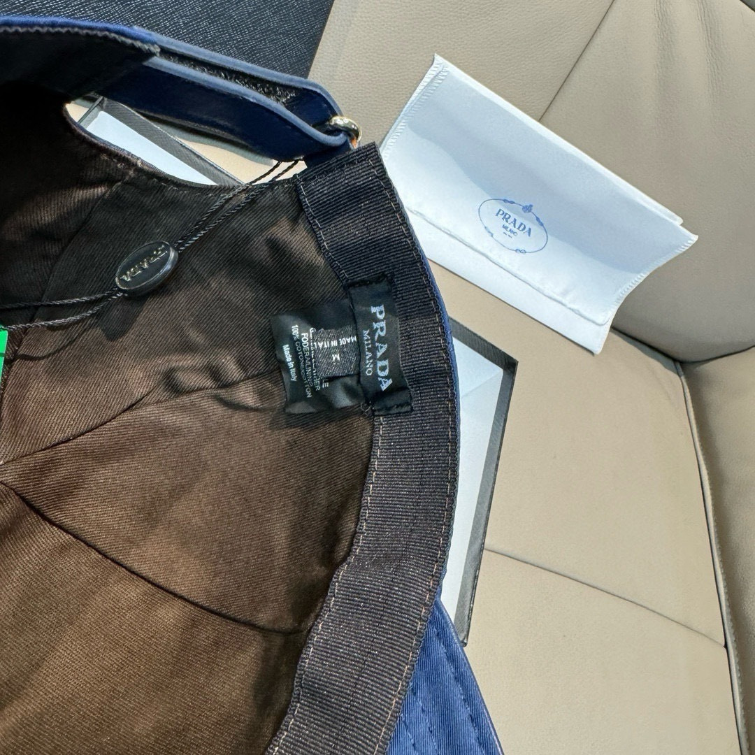 
火爆倒三角四色出货！
配盒子布袋，Prada(普拉达)经典原单棒球帽， 经典倒三角金属logo，专柜1