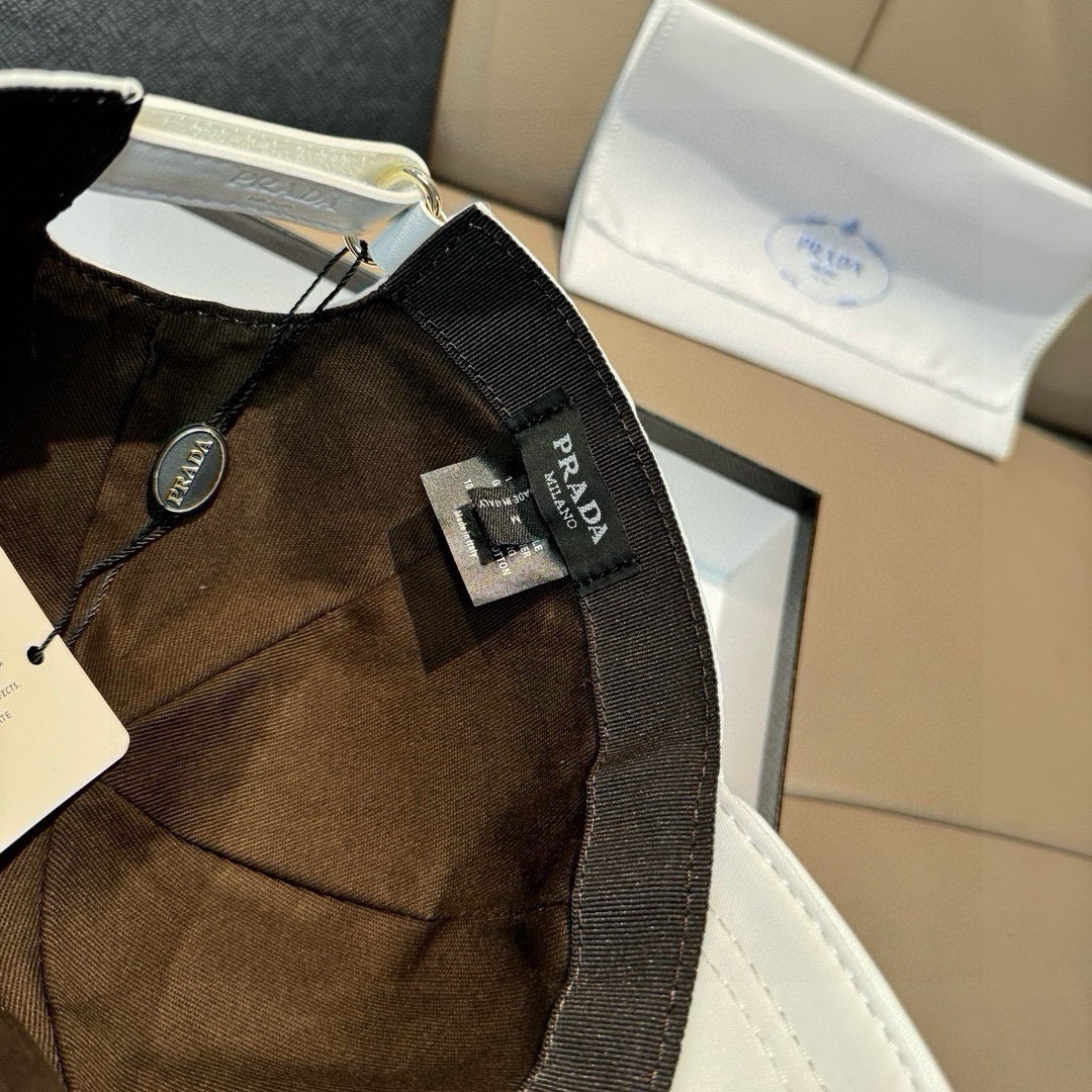 
火爆倒三角四色出货！
配盒子布袋，Prada(普拉达)经典原单棒球帽， 经典倒三角金属logo，专柜1