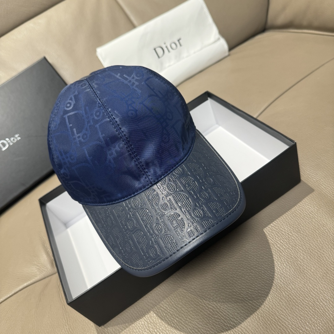 
配盒子布袋，Dior(迪奥)新款原单棒球帽， Dior老花拼皮，复古韵味十足，11开模订制，原版绸缎布