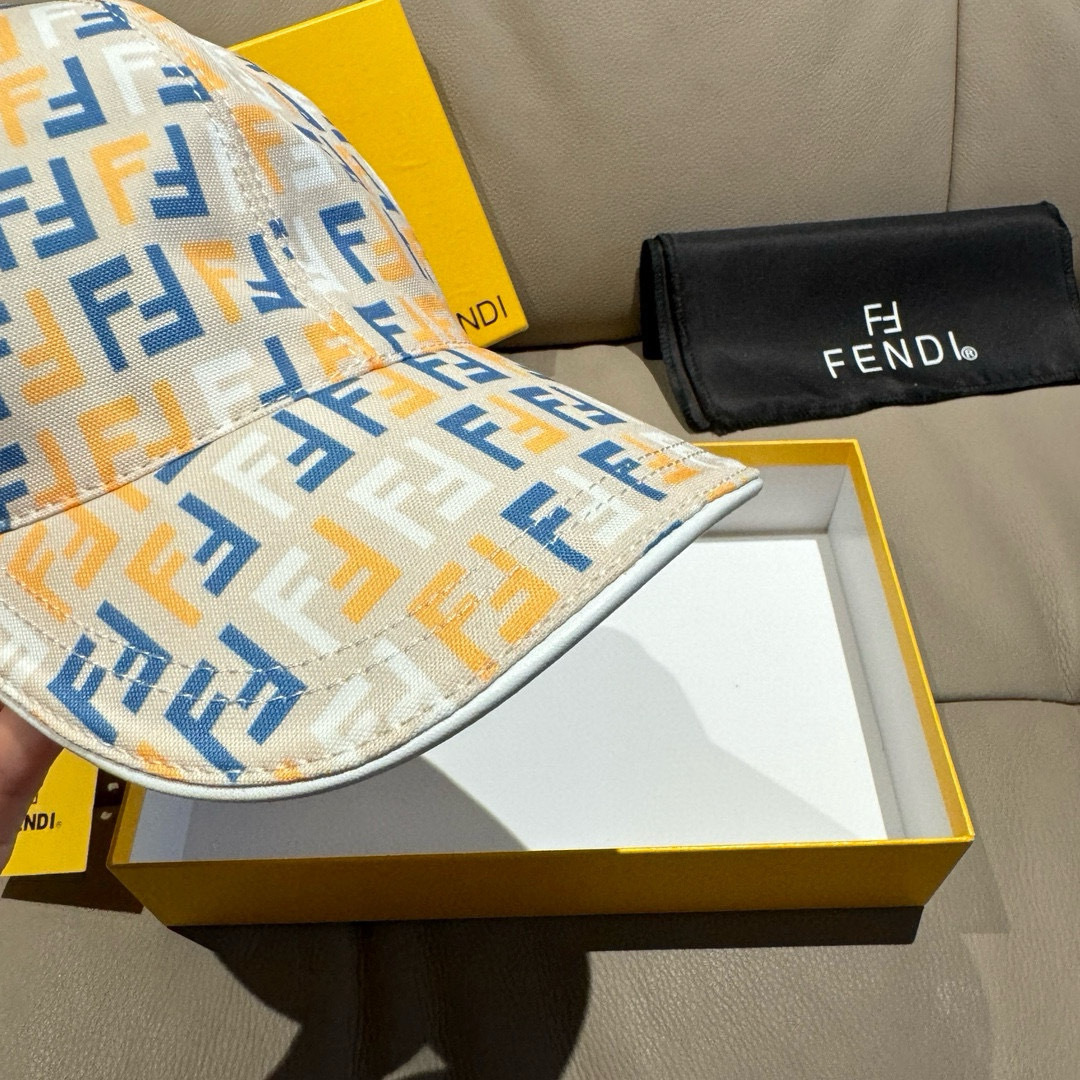 
新款出货
配盒子布袋，Fendi（芬迪）新款原单棒球帽， 双F提花，专柜常年热卖款，口碑极佳，11开模