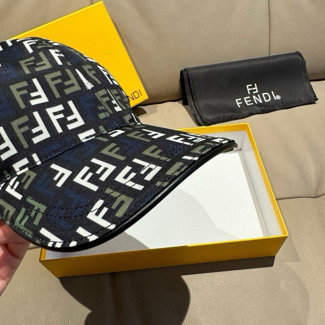 
新款出货
配盒子布袋，Fendi（芬迪）新款原单棒球帽， 双F提花，专柜常年热卖款，口碑极佳，11开模