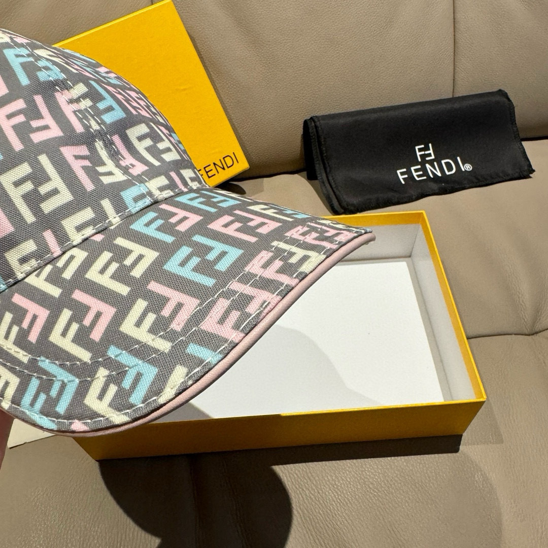 
新款出货
配盒子布袋，Fendi（芬迪）新款原单棒球帽， 双F提花，专柜常年热卖款，口碑极佳，11开模