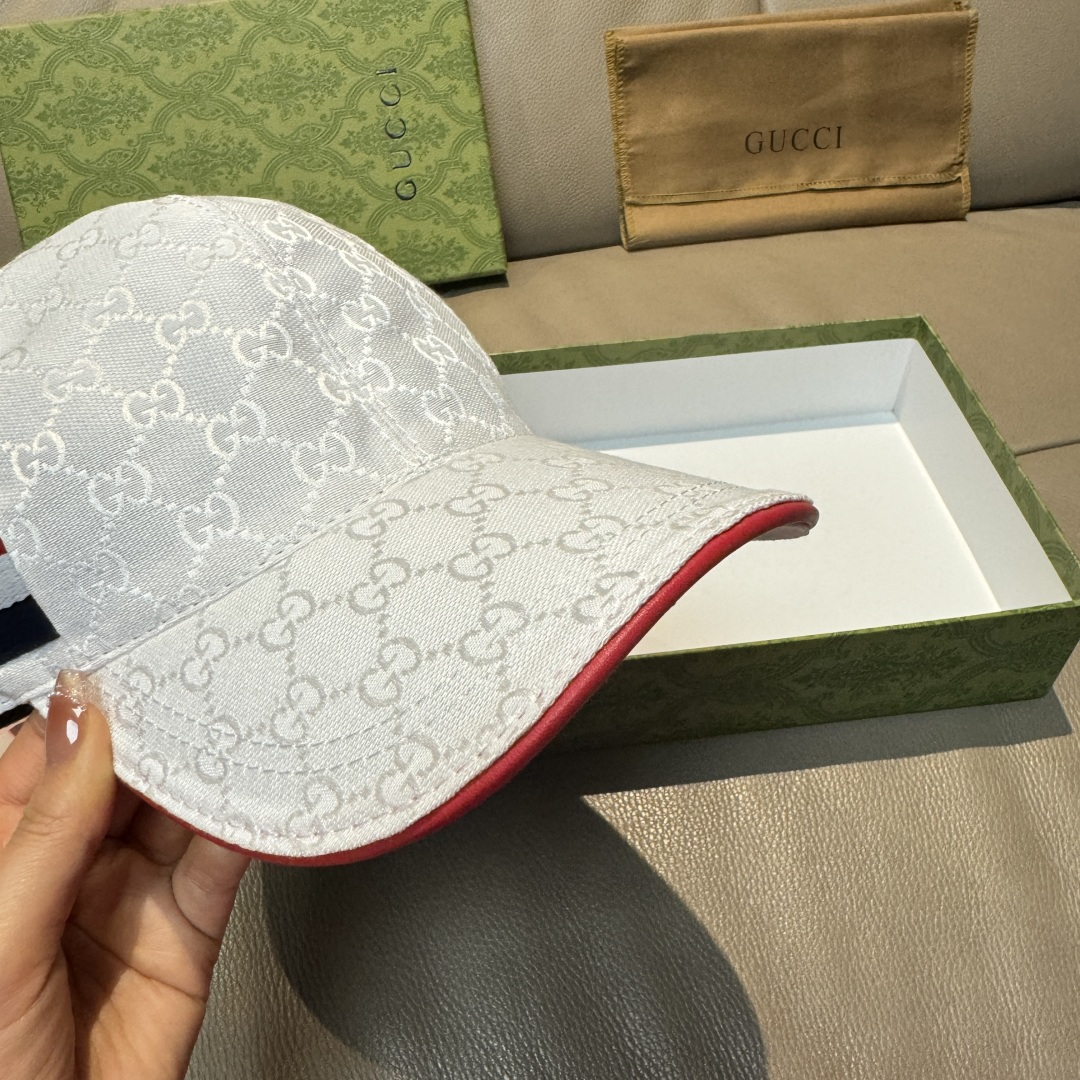 
配盒子布袋，Gucci(古奇)新款原单棒球帽， 三色织带，11开模订制，原版帆布料+头层牛皮，红色皮边