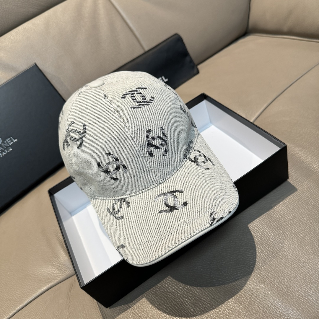 
配包装布袋，Chanel(香奈儿)经典原单棒球帽， 经典双C,专柜11开模订制，原版帆布料+头层牛皮，