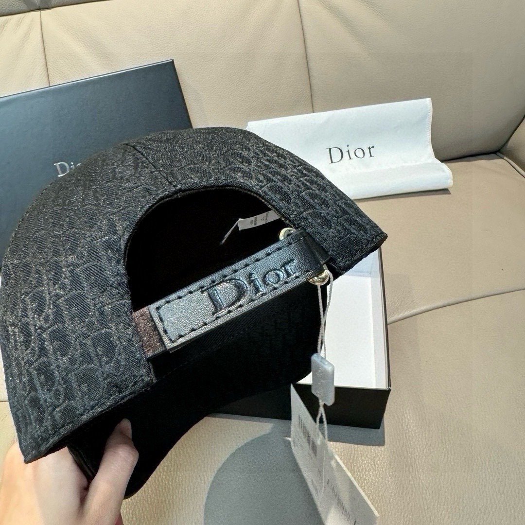 
新款出货
配盒子布袋，Dior(迪奥)新款原单棒球帽， Dior老花，复古韵味十足，专柜断货热门，11