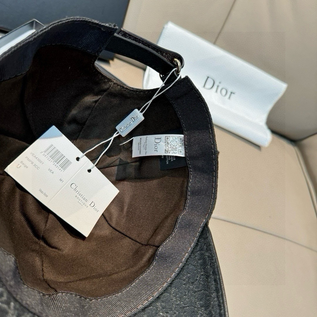 
新款出货
配盒子布袋，Dior(迪奥)新款原单棒球帽， Dior老花，复古韵味十足，专柜断货热门，11