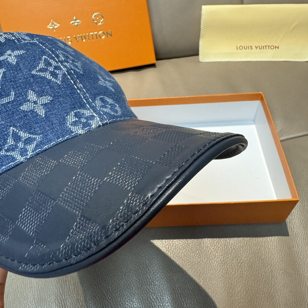 
配盒子布袋，LV(路易威登)新款原单棒球帽，牛皮压花，11开模订制，原版牛仔布料，做工细致完美，质量超