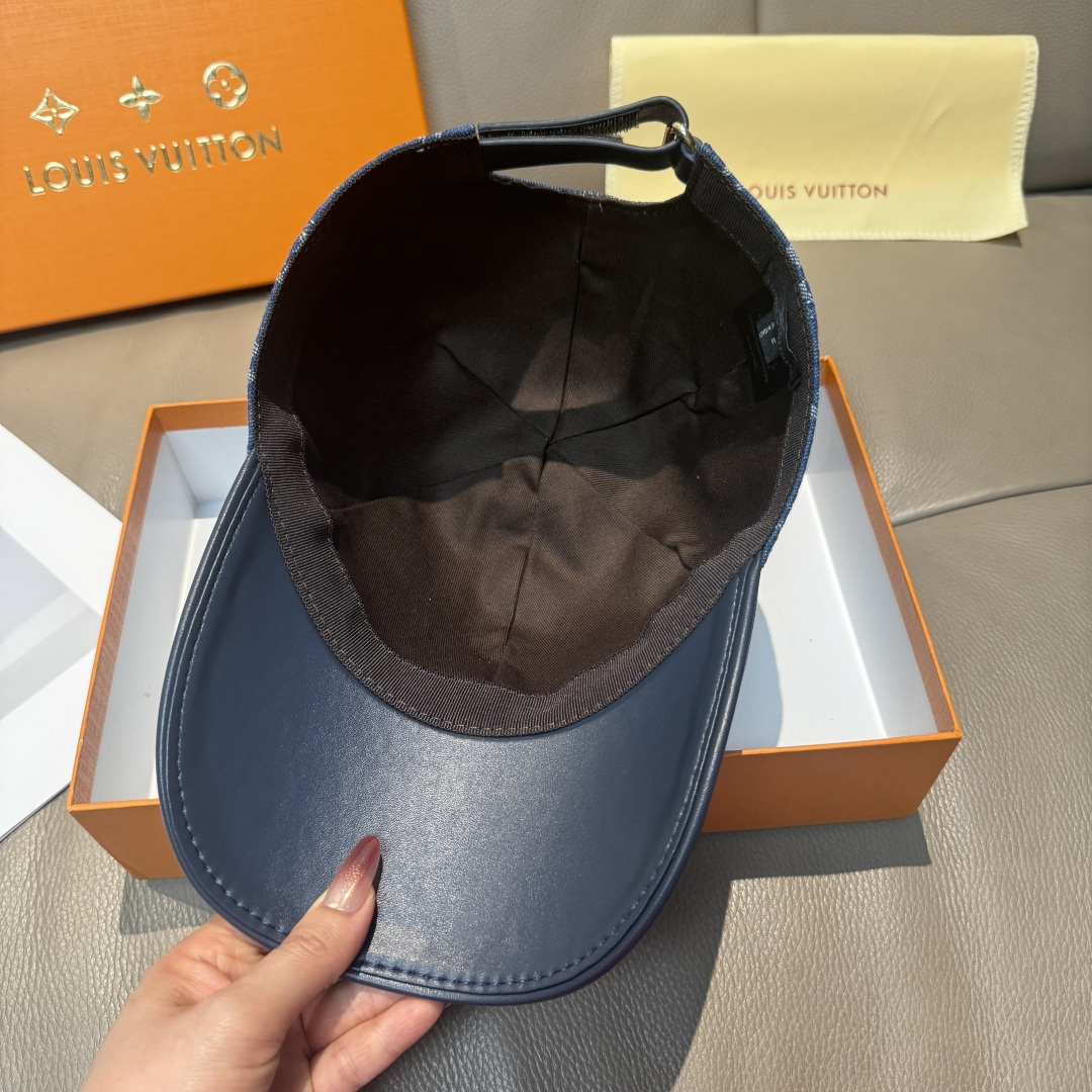 
配盒子布袋，LV(路易威登)新款原单棒球帽，牛皮压花，11开模订制，原版牛仔布料，做工细致完美，质量超