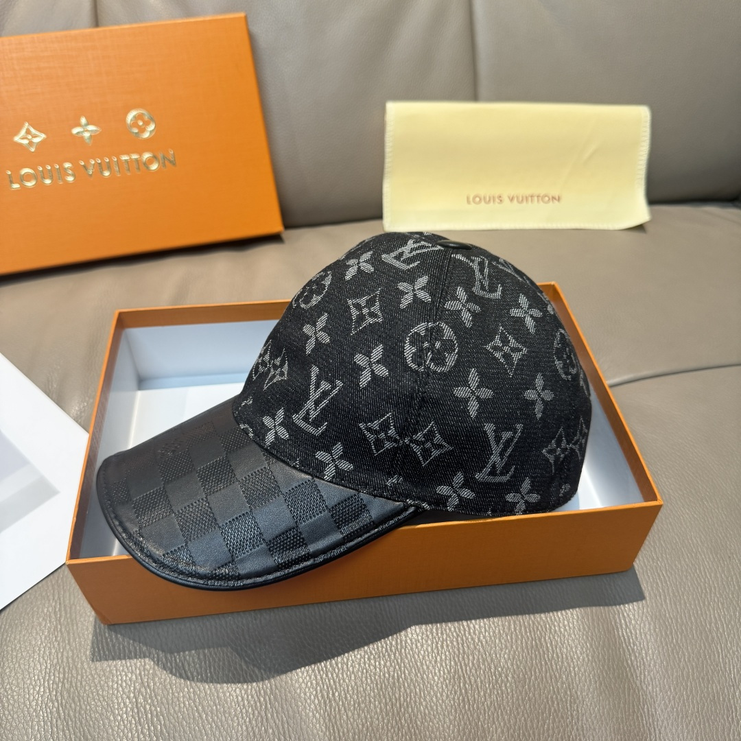 
配盒子布袋，LV(路易威登)新款原单棒球帽，牛皮压花，11开模订制，原版牛仔布料，做工细致完美，质量超