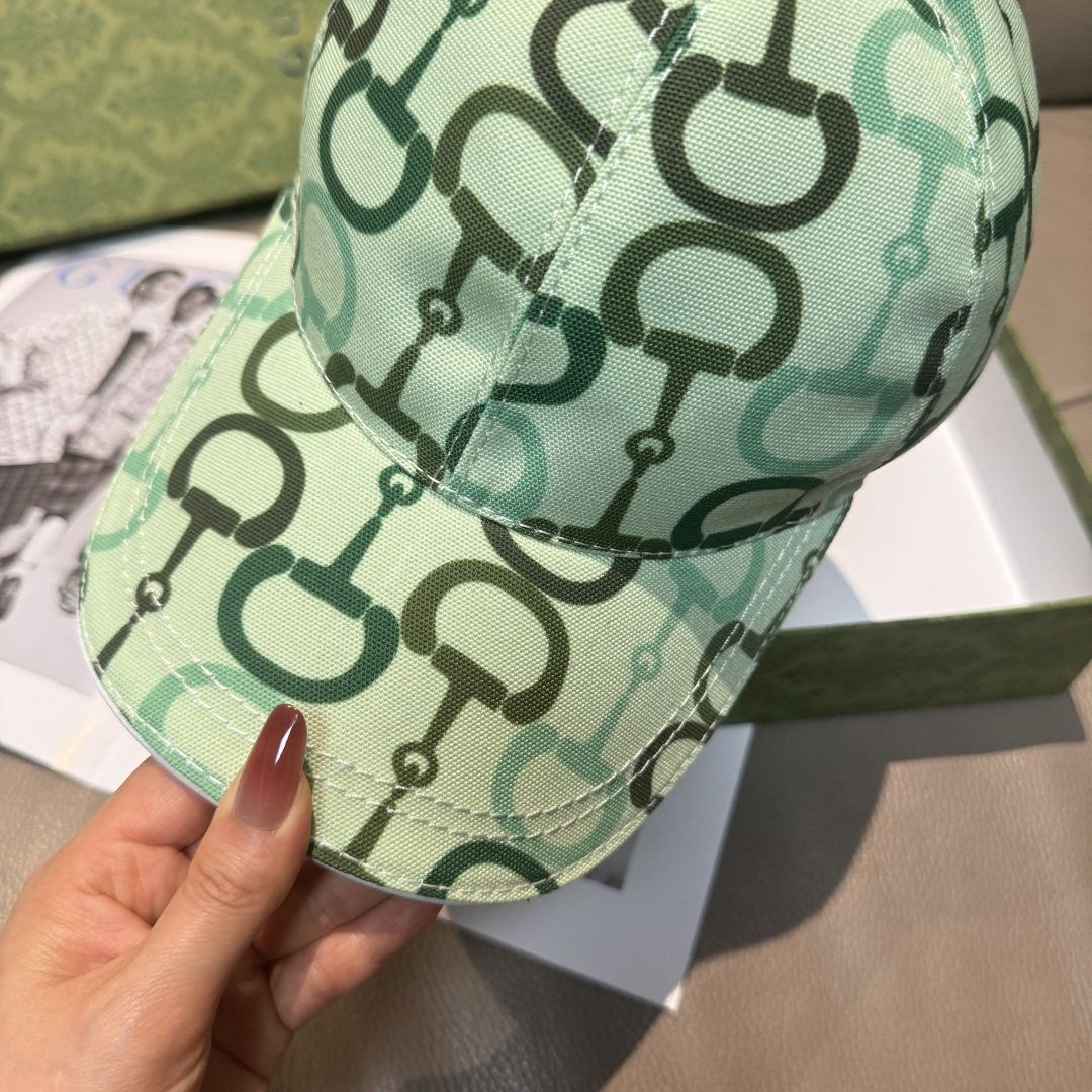 
马衔扣出货
配包装布袋，Gucci古奇新款原单棒球帽， 马衔扣棒球帽。专柜11开模订制，原版帆布面料+