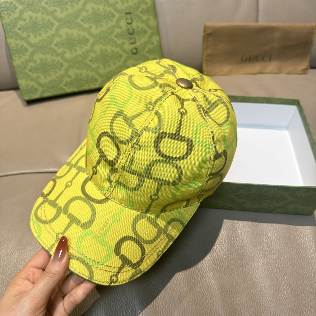 
马衔扣出货
配包装布袋，Gucci古奇新款原单棒球帽， 马衔扣棒球帽。专柜11开模订制，原版帆布面料+