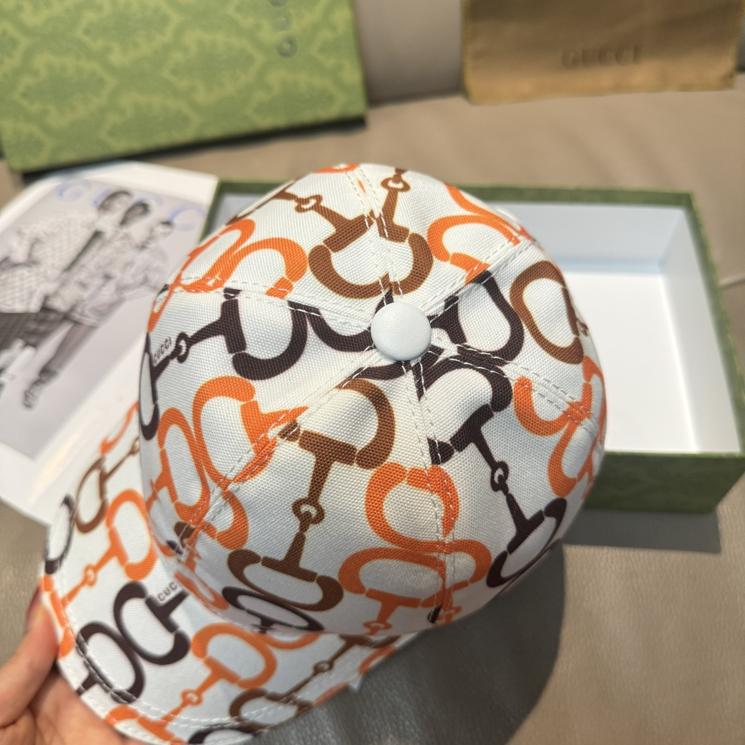 
马衔扣出货
配包装布袋，Gucci古奇新款原单棒球帽， 马衔扣棒球帽。专柜11开模订制，原版帆布面料+