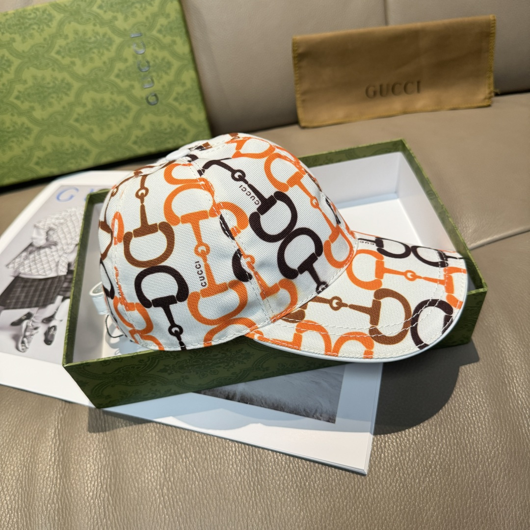 
马衔扣出货
配包装布袋，Gucci古奇新款原单棒球帽， 马衔扣棒球帽。专柜11开模订制，原版帆布面料+