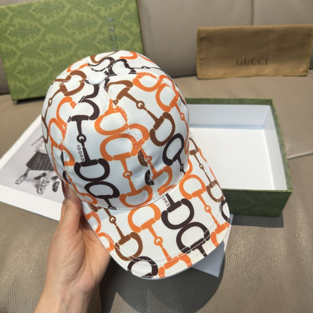 
马衔扣出货
配包装布袋，Gucci古奇新款原单棒球帽， 马衔扣棒球帽。专柜11开模订制，原版帆布面料+